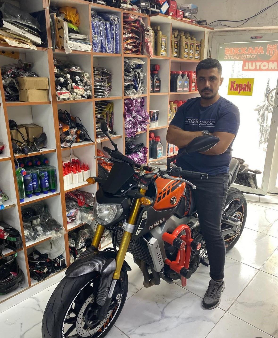 Ref&uuml;je ve direğe &ccedil;arpan motosikletli hayatını kaybetti
