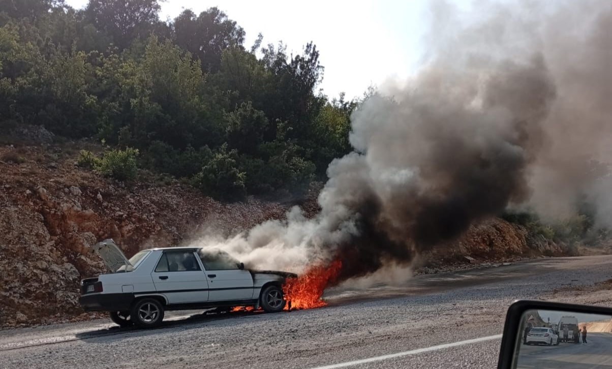 Otomobil alev alev yandı, orman ekipleri söndürdü