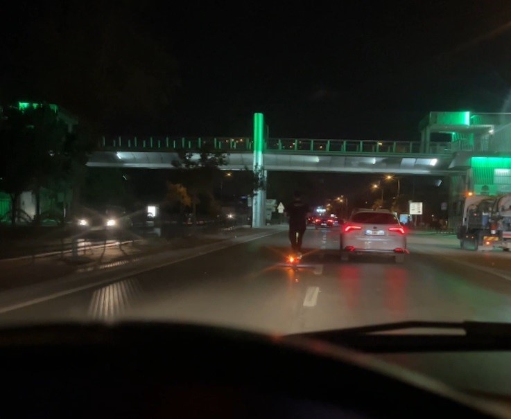 Scooterla 80-90 kilometre hızla seyrederek ara&ccedil;ları solladı
