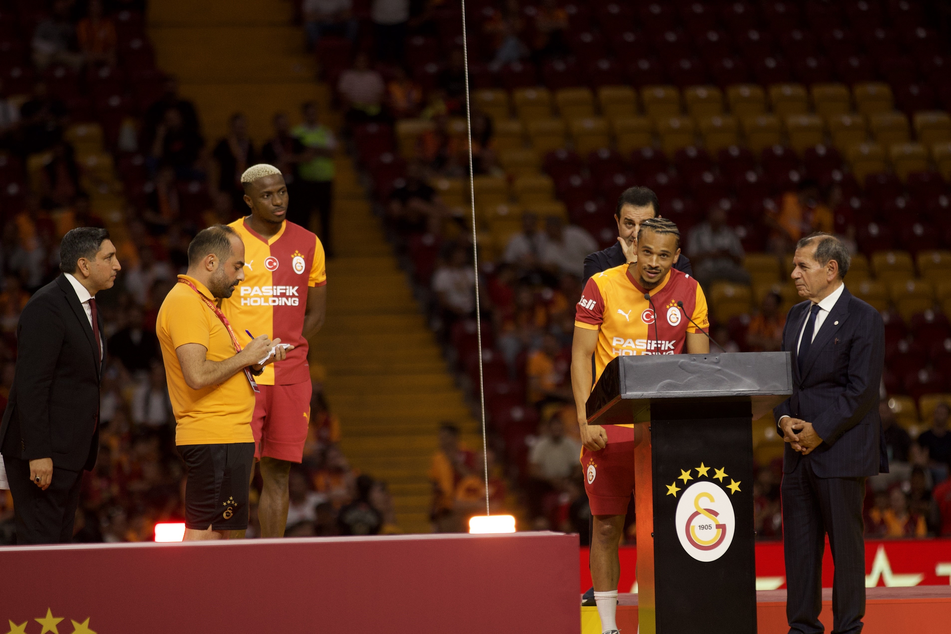 Victor Osimhen ve Leroy Sane i&ccedil;in stadyumda imza t&ouml;reni d&uuml;zenlendi