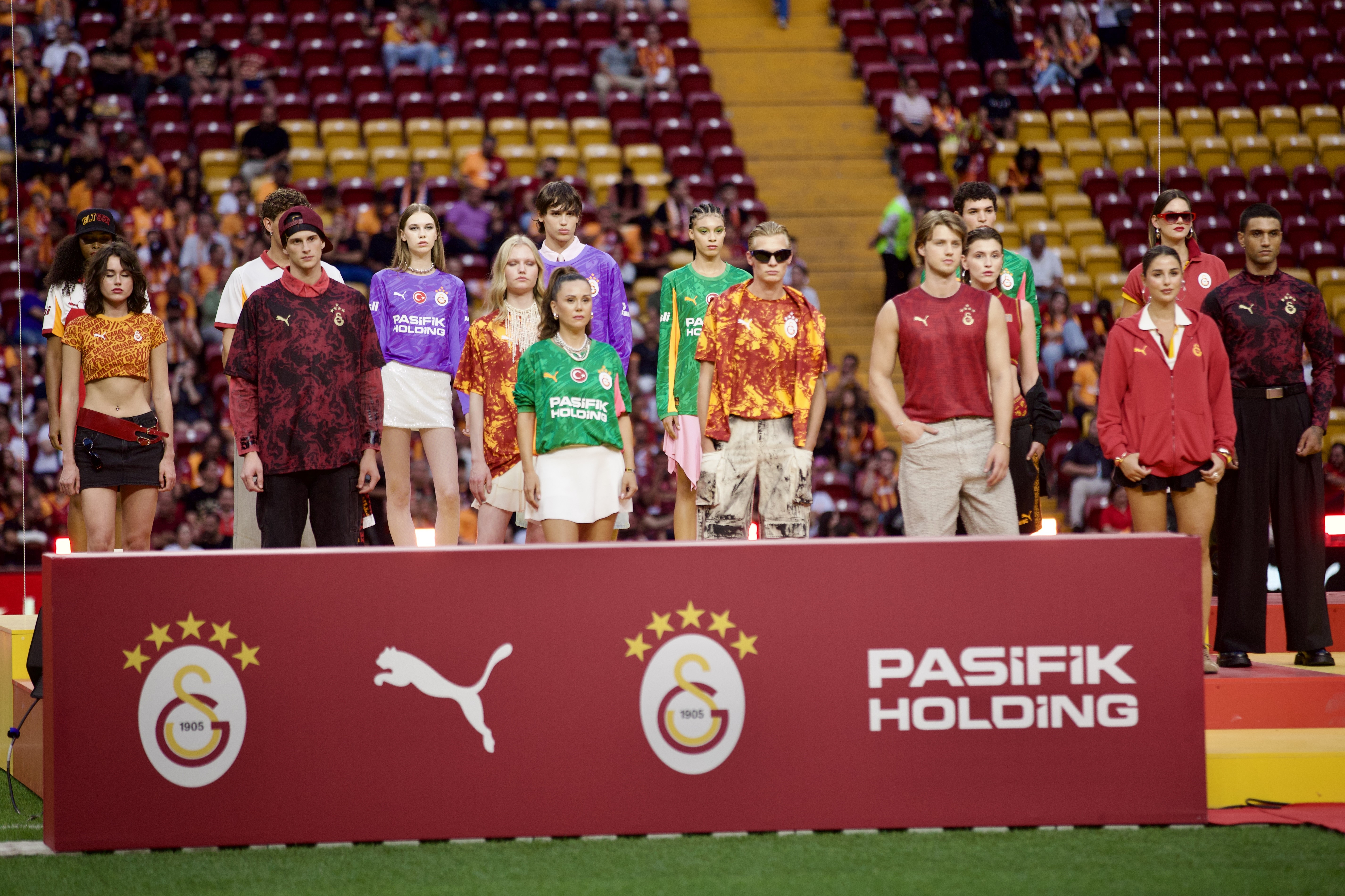 Victor Osimhen ve Leroy Sane i&ccedil;in stadyumda imza t&ouml;reni d&uuml;zenlendi