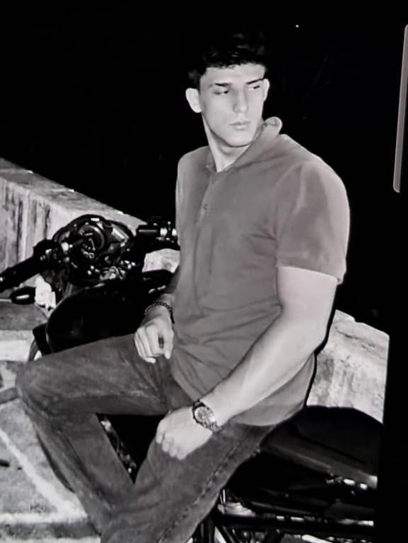 Otomobille &ccedil;arpışan motosikletin gen&ccedil; s&uuml;r&uuml;c&uuml;s&uuml; hayatını kaybetti
