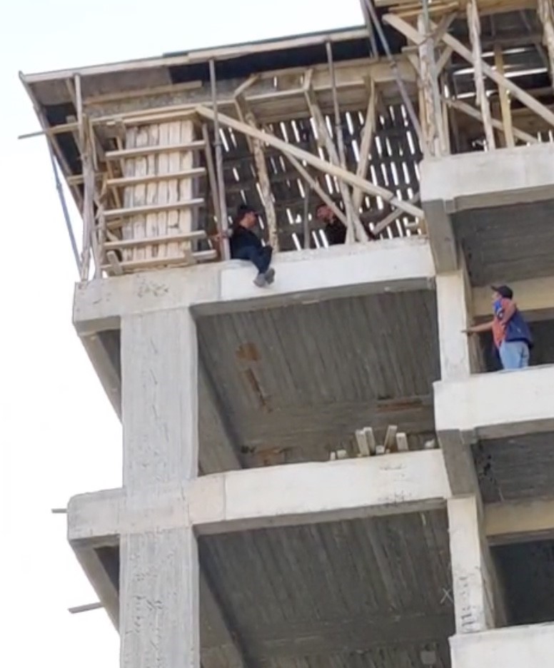 İntihara kalkışan gen&ccedil;, ekiplerin m&uuml;dahalesiyle kurtarıldı
