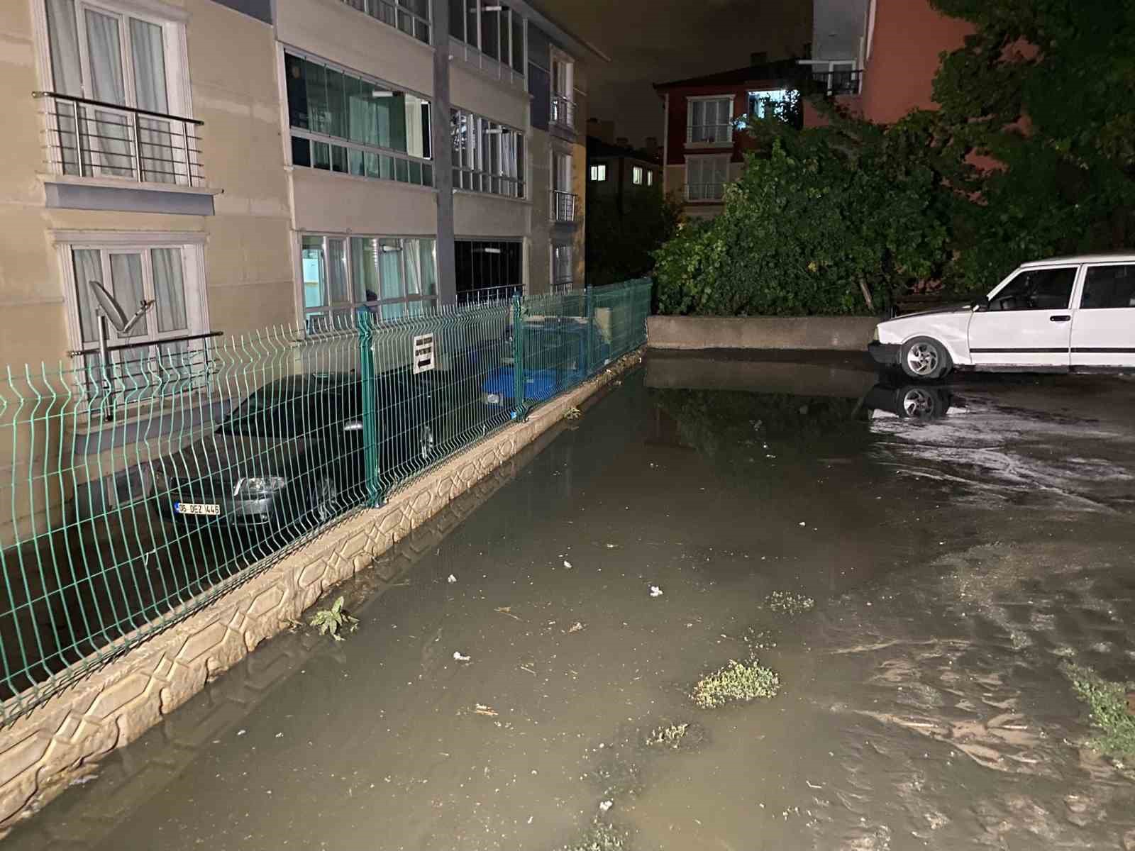 Ankara&rsquo;da sağanak yağış etkili oldu... Yollar g&ouml;le d&ouml;nd&uuml;, evleri su bastı
