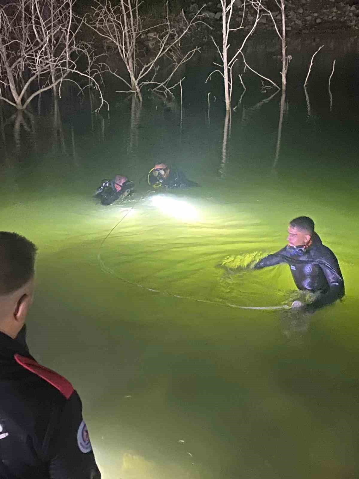Serinlemek için gölete giren koca öldü, eşi son anda kurtarıldı