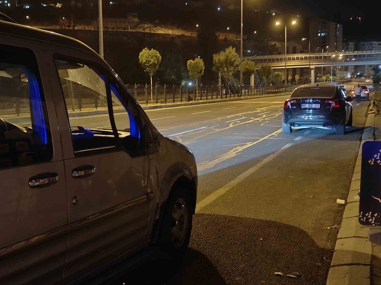 Kayseri&rsquo;de feci kaza... Yolun karşısına ge&ccedil;en yayaya peş peşe 2 otomobil &ccedil;arptı: 1 &ouml;l&uuml;
