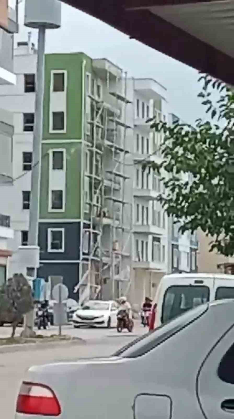 Elektrik teli havai fişek gibi patladı
