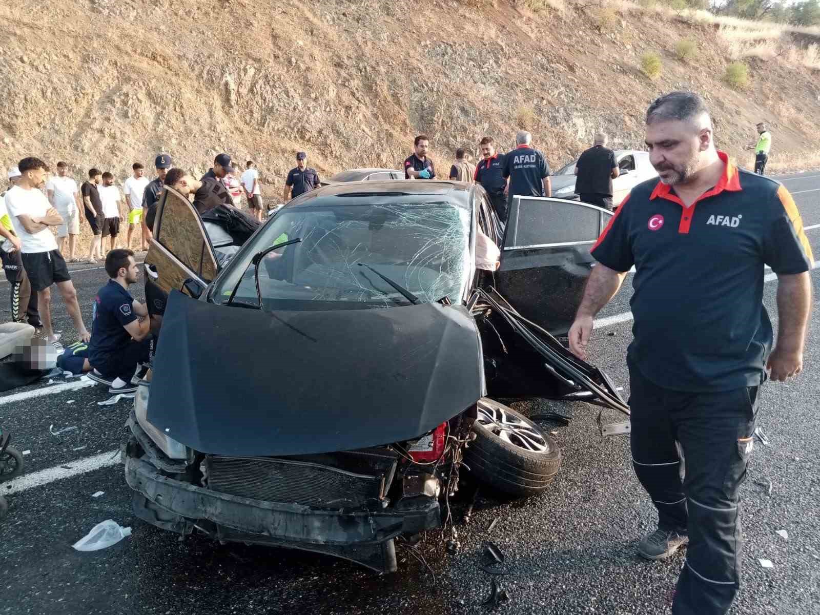 Elazığ’da otomobiller çarpıştı: 1’i ağır 6 yaralı