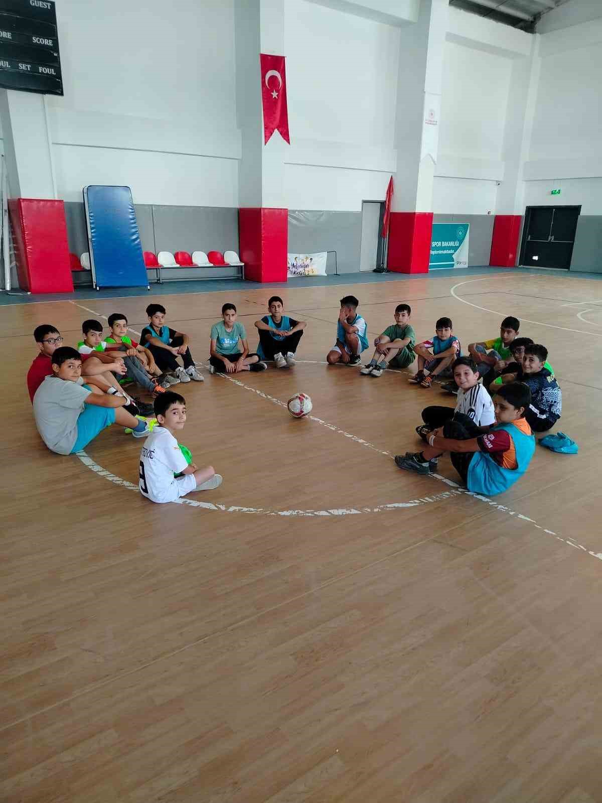 Elazığ&rsquo;da &ccedil;ocuklar hem &ouml;ğreniyor hem eğleniyor
