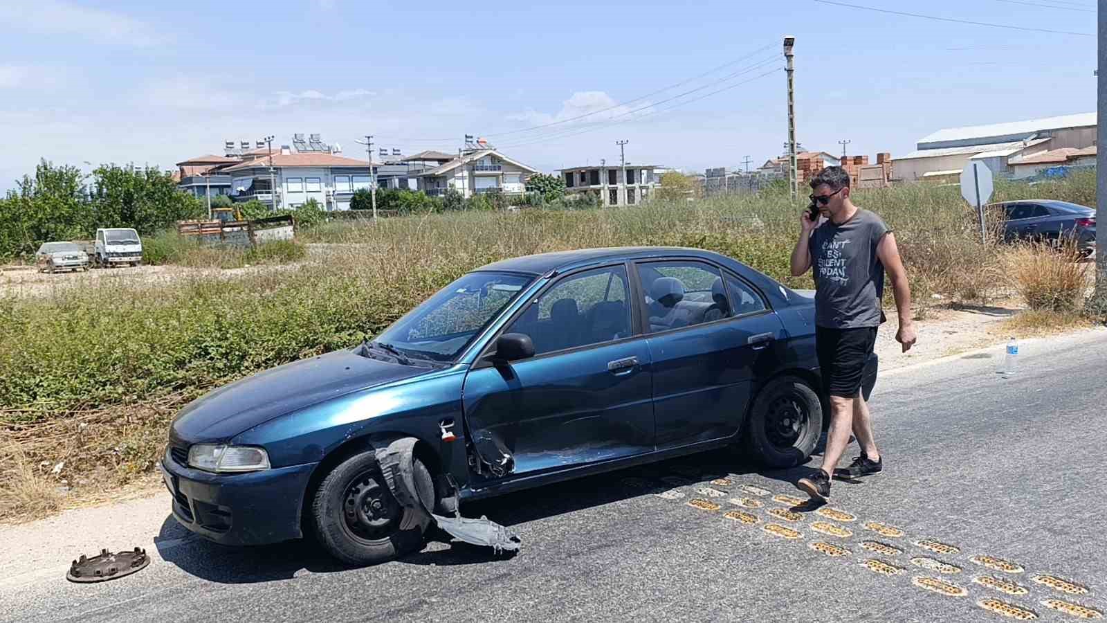 Manavgat&rsquo;ta tali yola giren otomobil motosikletle &ccedil;arpıştı: 1 yaralı
