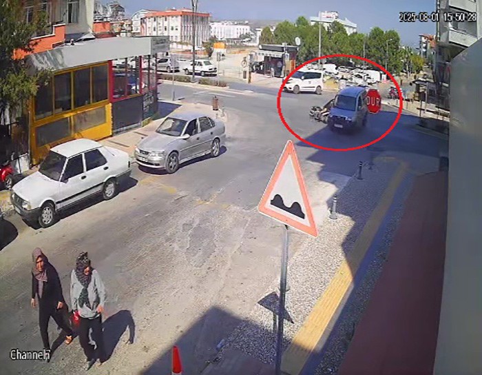 Manavgat&rsquo;ta motosiklet ile hafif ticari ara&ccedil; &ccedil;arpıştı: 1 yaralı
