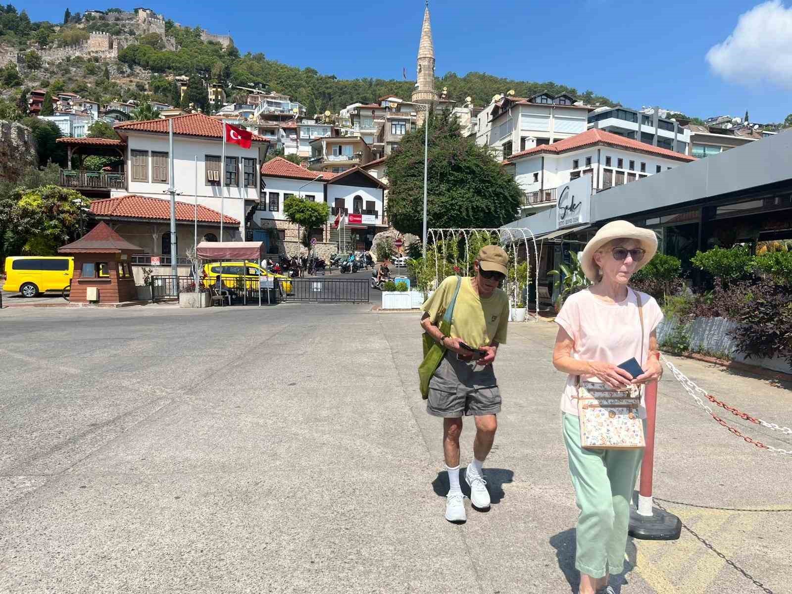 Amerikalı 602 yolcu ve 393 mürettebatlı dev kruvaziyer Alanya’da