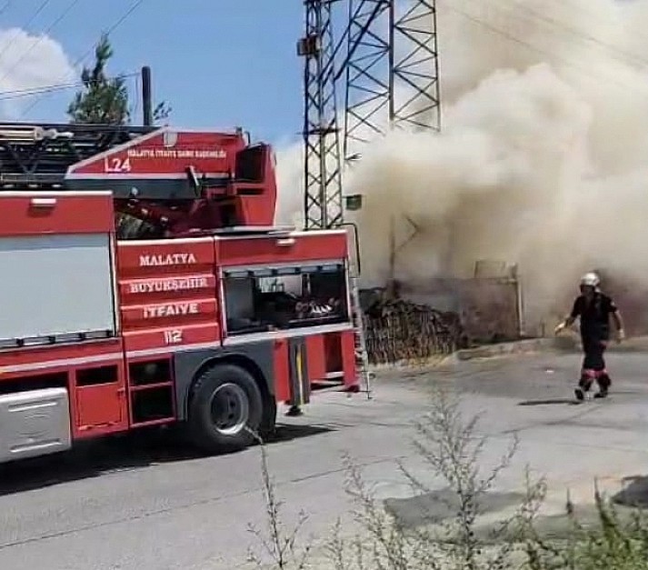 Elektrik kabloları odunlukta yangına neden oldu
