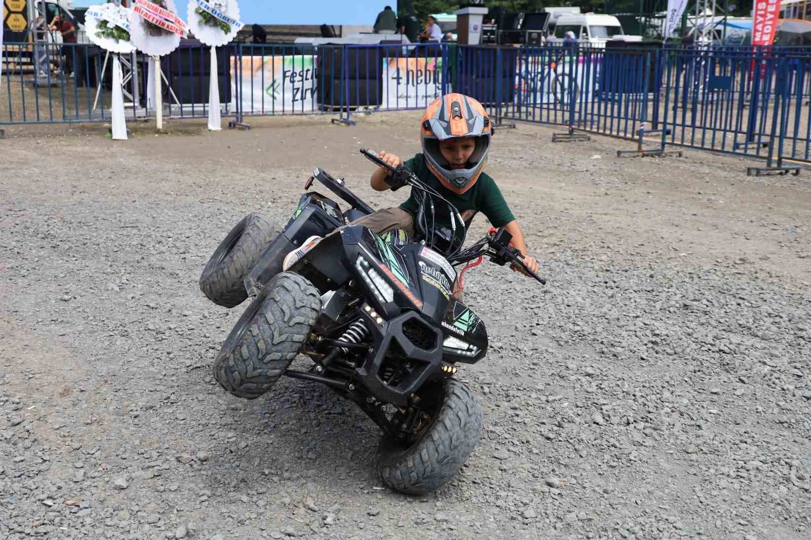 6 yaşındaki &Ouml;mer, ATV motoruyla festivalde dikkat &ccedil;ekti
