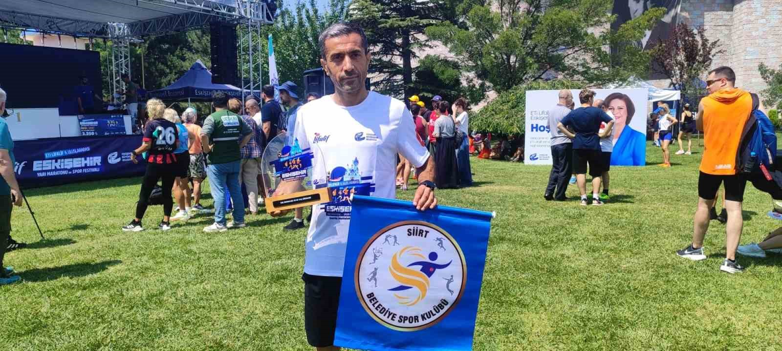 Siirtli sporcu, Eskişehir Yarı Maratonu&rsquo;nda kategorisinde birinci oldu
