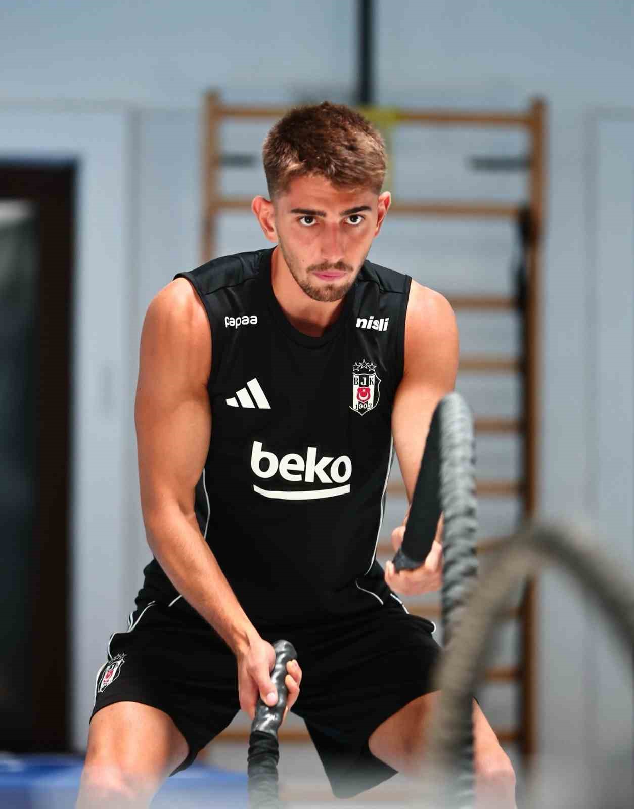 Beşiktaş, g&uuml;n&uuml;n ikinci antrenmanını salonda yaptı
