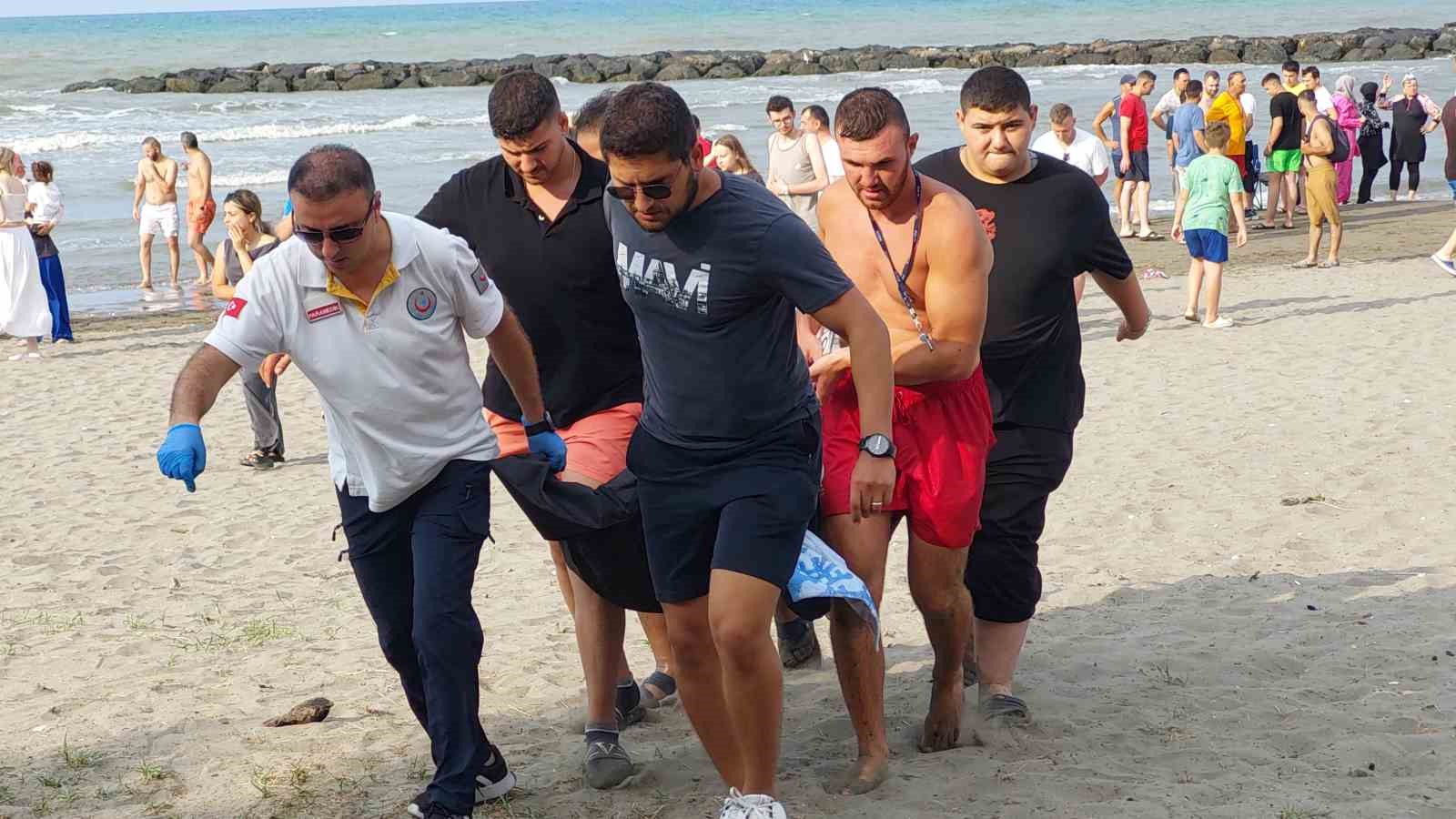 Karadeniz&rsquo;de can pazarı: 2 arkadaş baygın halde denizden &ccedil;ıkartıldı
