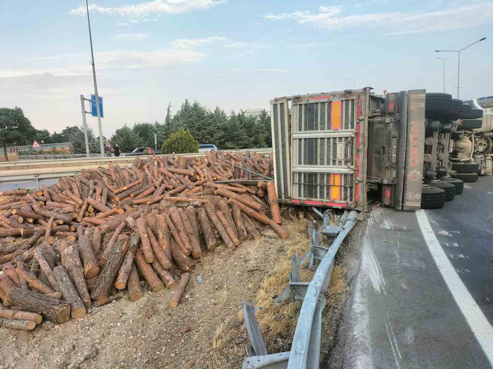Amasya&rsquo;da tomruk y&uuml;kl&uuml; tır devrildi: 1 yaralı
