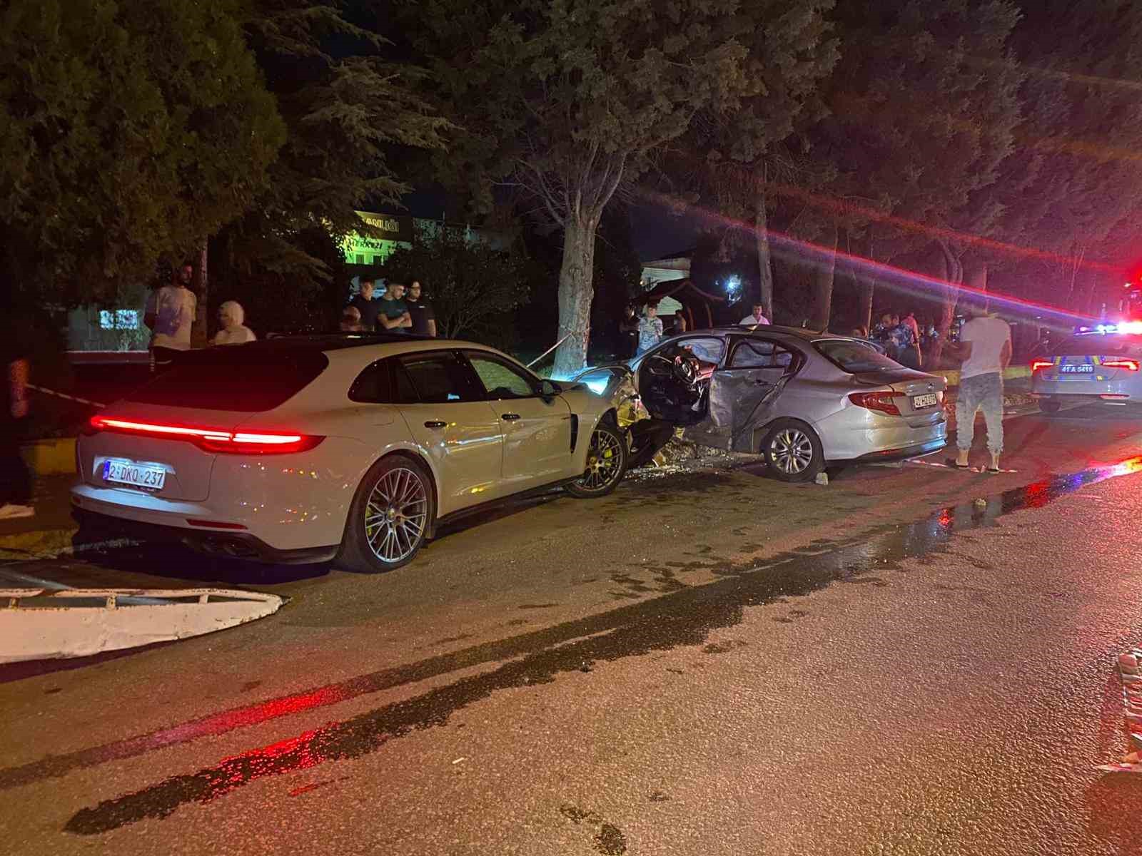 Kocaeli&rsquo;de iki otomobil &ccedil;arpıştı: 4 yaralı
