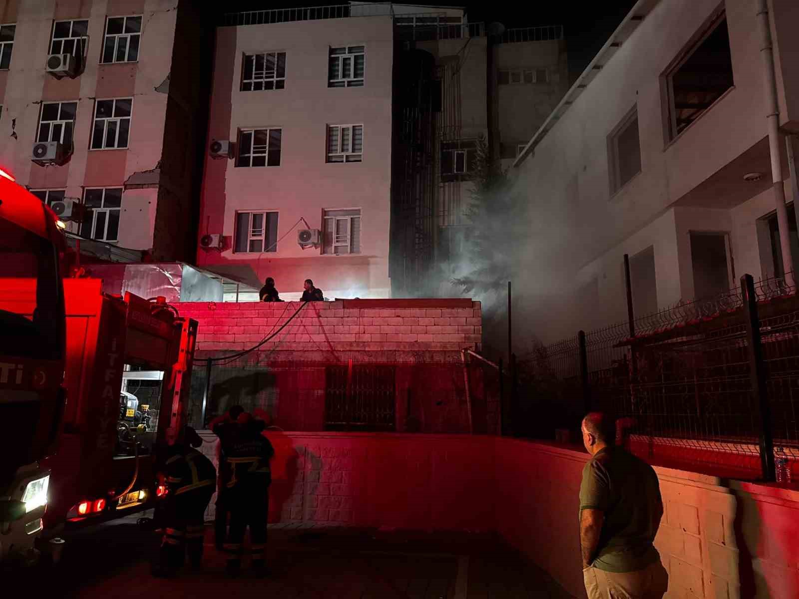 Adıyaman&rsquo;da binada &ccedil;ıkan yangın korkuttu
