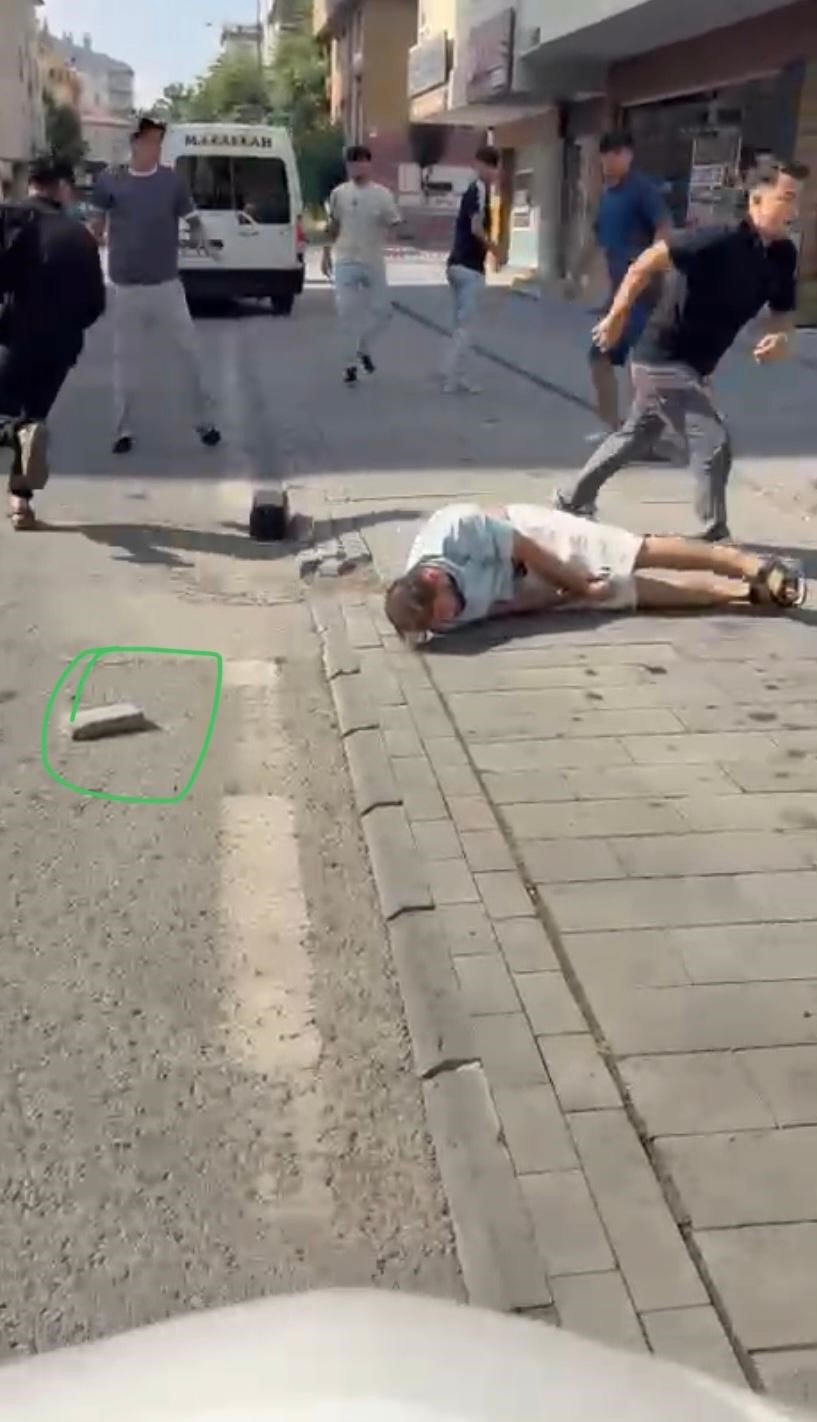 Kavga ettikleri şahsı taşla bayılttılar... Sokak ortasındaki kavga kamerada