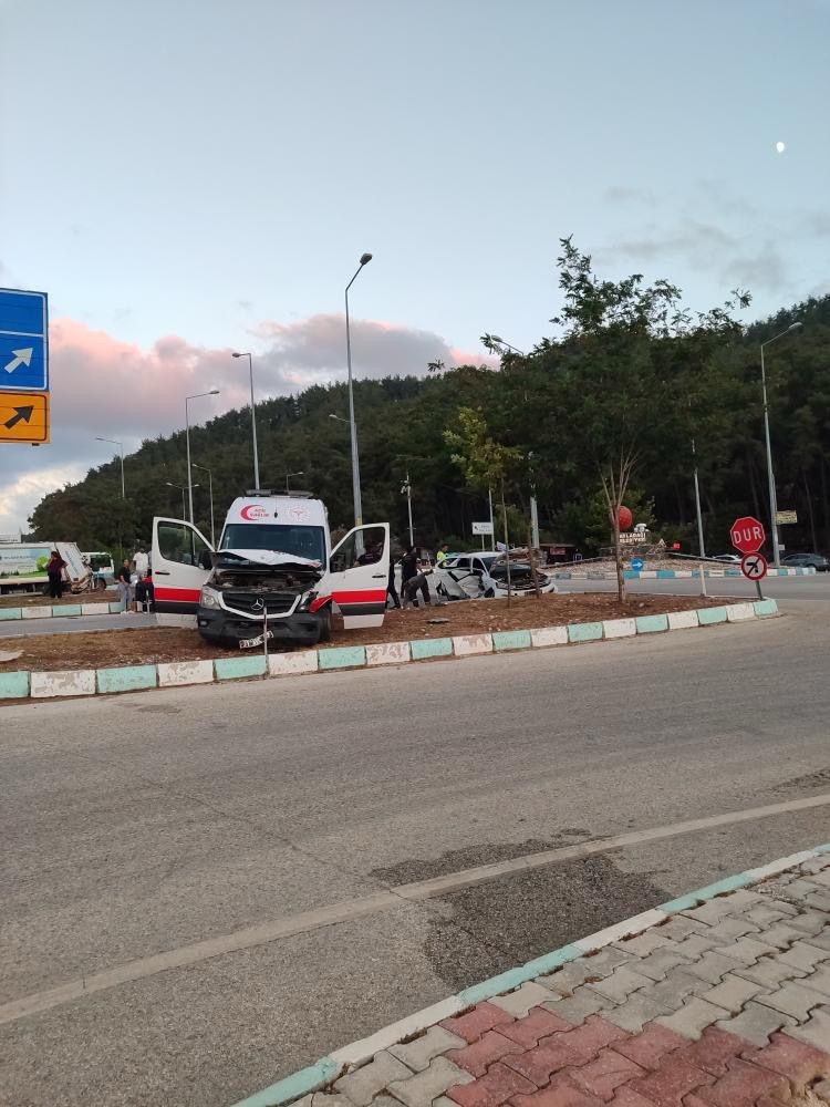 Ambulansla, otomobil çarpıştı: 5 yaralı