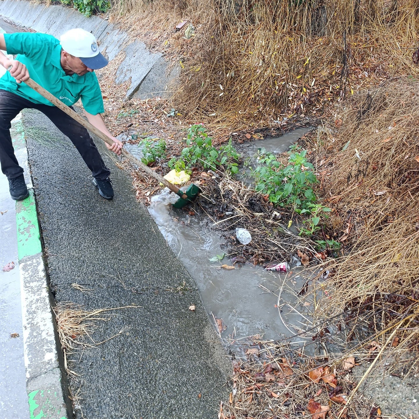 Yağmur suyu kanalları temizleniyor
