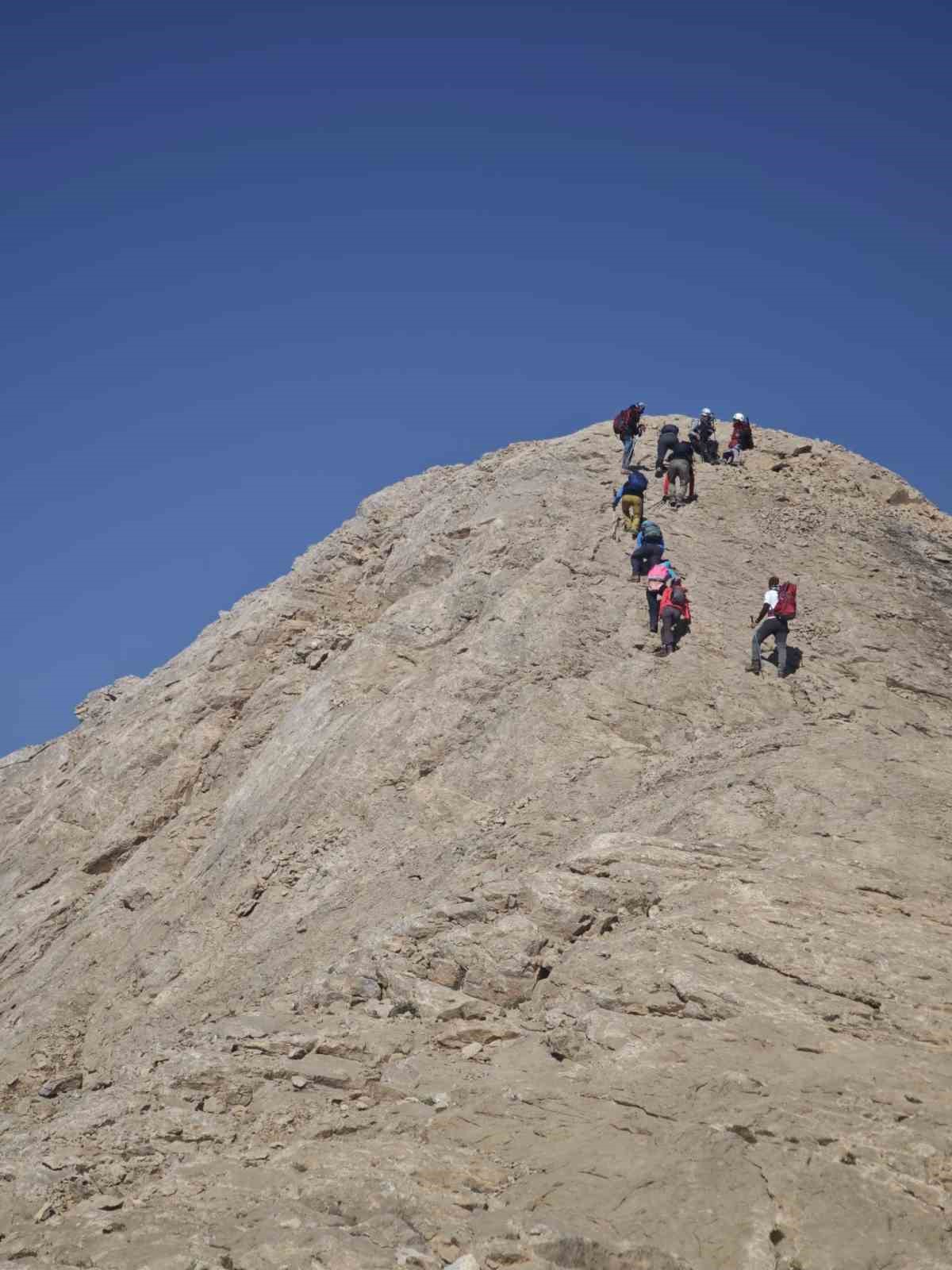 Ankara Kutup Yıldızı Kulübü üyeleri Reşko zirvesine tırmandı