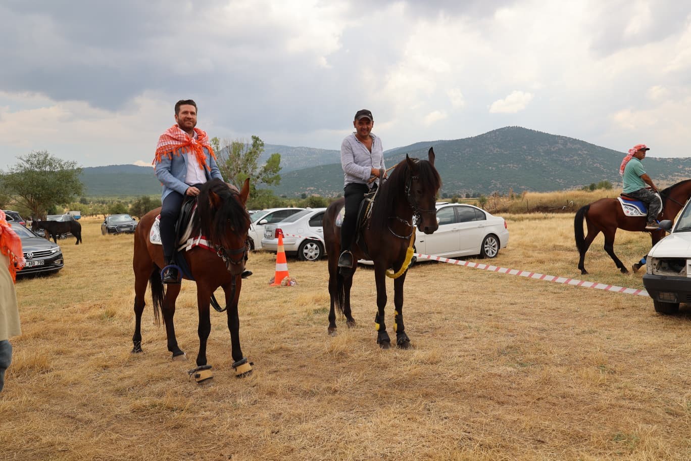 Tavas’ta 132 rahvan at, Kızılca Pisti’nin tozunu atttırdı