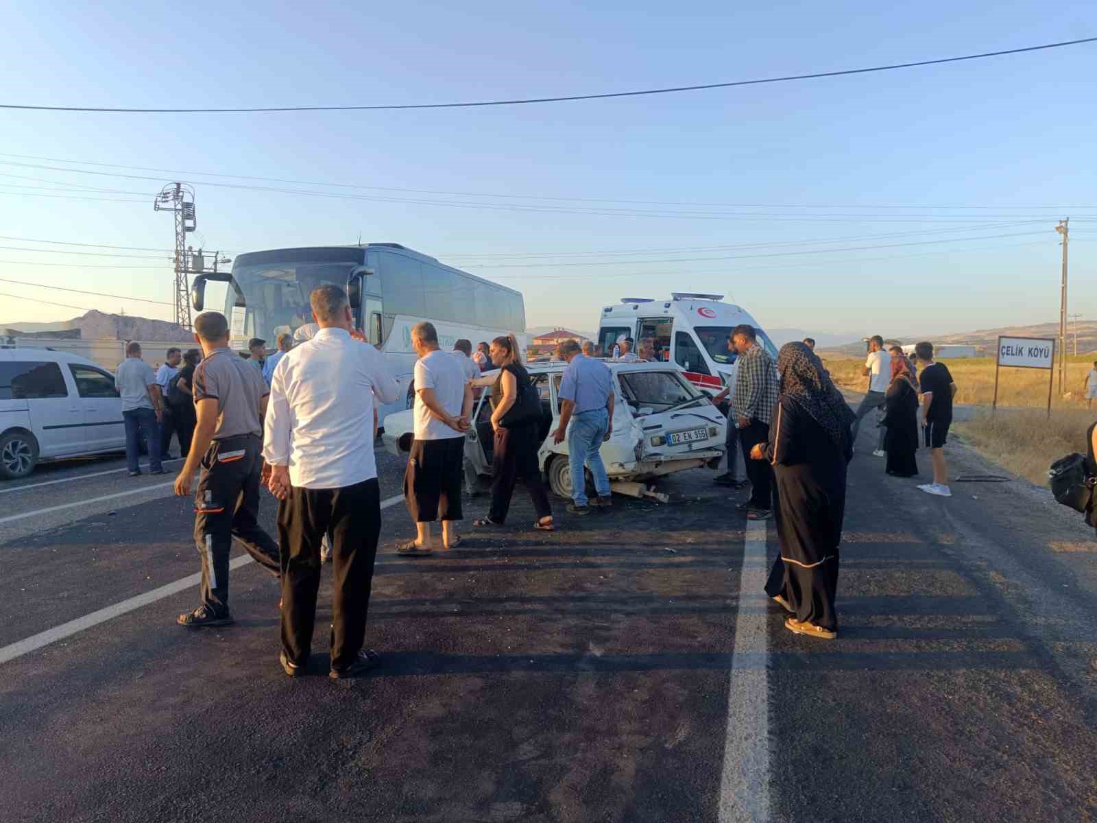 Adıyaman’da otobüs ile otomobil çarpıştı: 5 yaralı