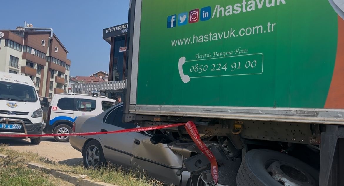 Park halindeki tıra böyle çarptı...Feci kazada sürücü hayatını kaybetti