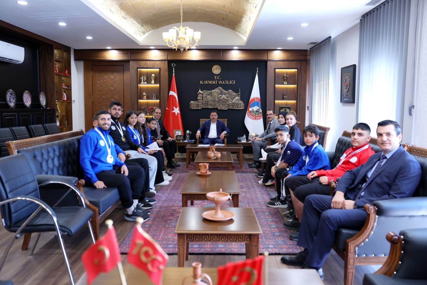 Vali &Ccedil;i&ccedil;ek, Balkan Şampiyonu ERVA sporcularını kabul etti
