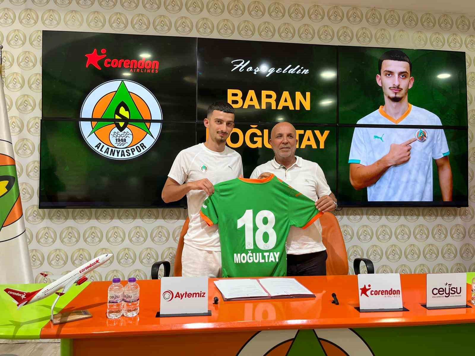 Alanyaspor kadrosuna kattığı 4 oyuncu için imza töreni düzenledi