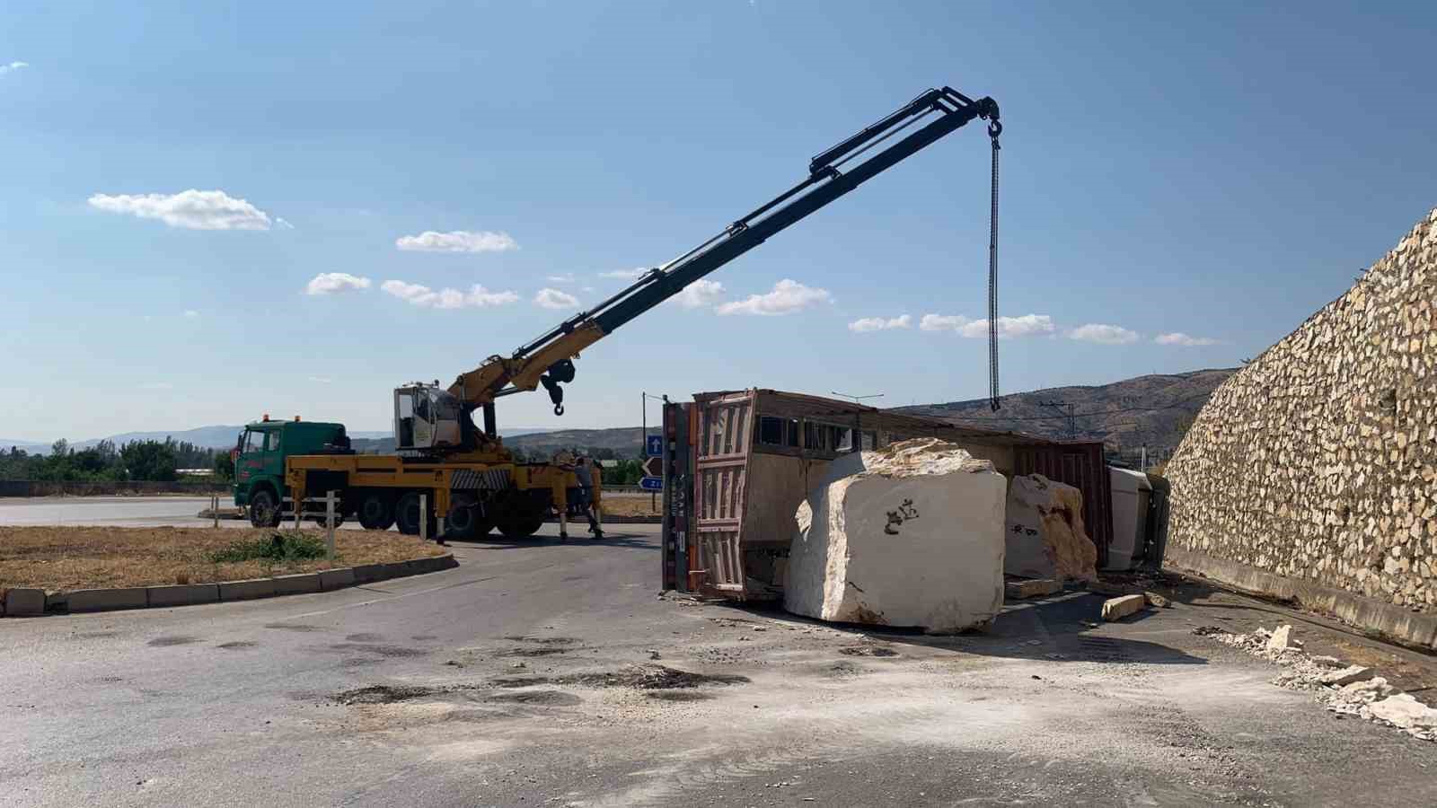 Mermer blok y&uuml;kl&uuml; tır yola devrildi: 1 yaralı
