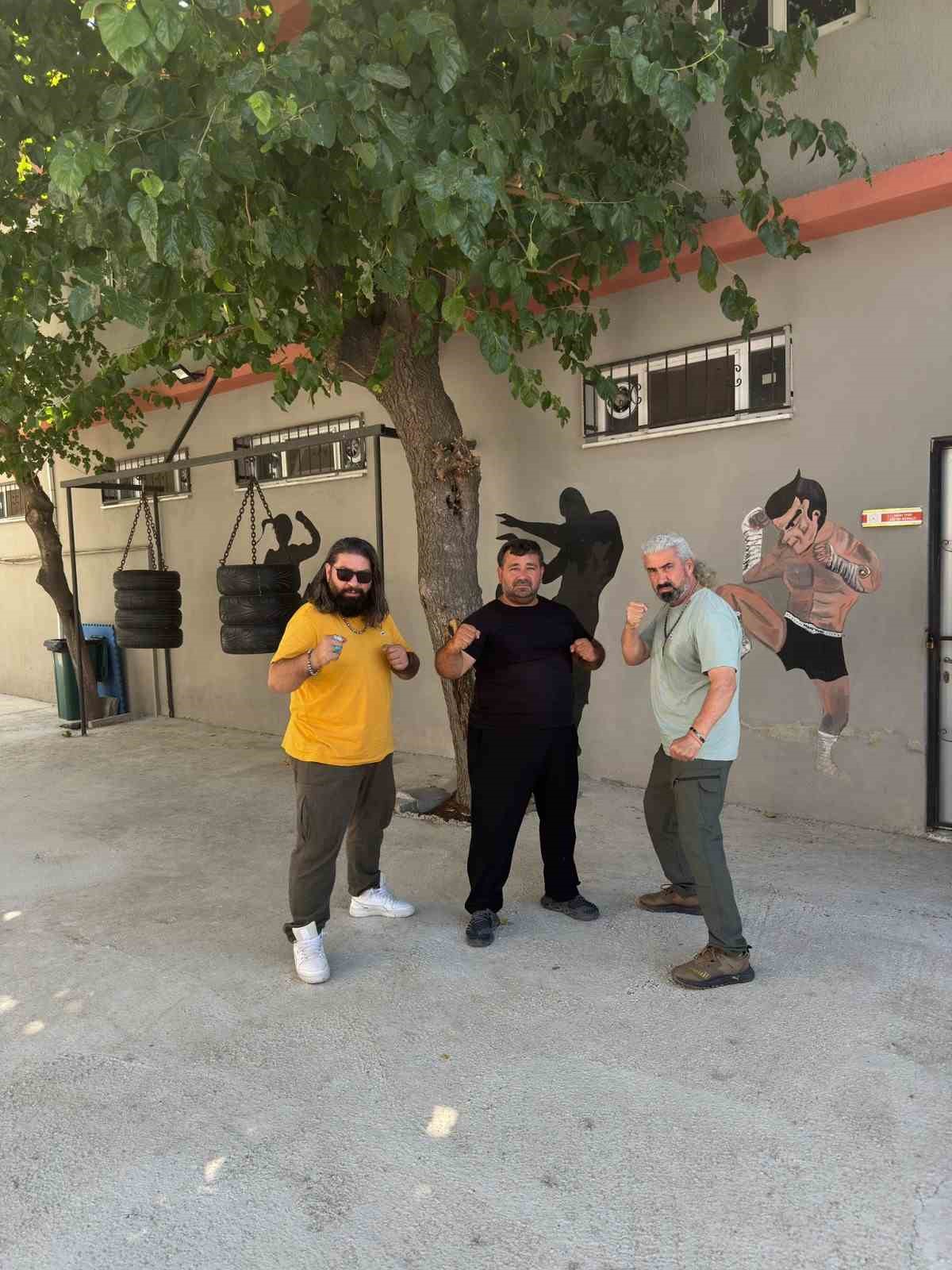 Kuruluş Osman oyuncuları Manisa Muaythai Eğitim Merkezi&rsquo;ni ziyaret etti
