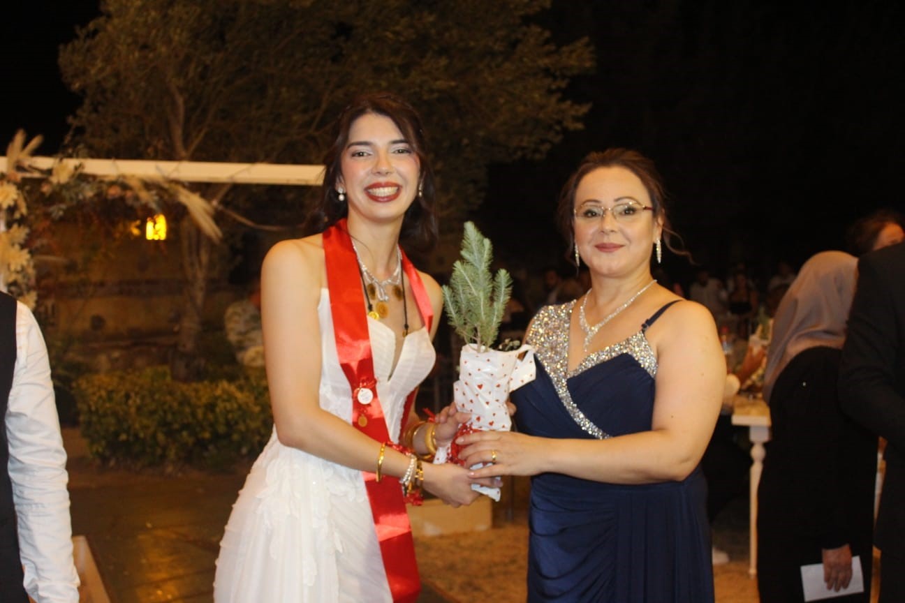 Düğüne gelen her davetliye bir fidan hediye edildi
