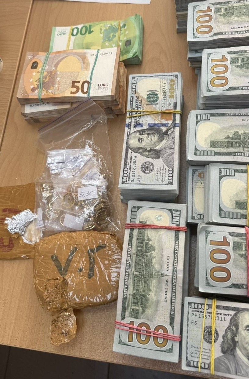 &Ccedil;anta dolusu euro, dolar ve altın sınırda yakalandı
