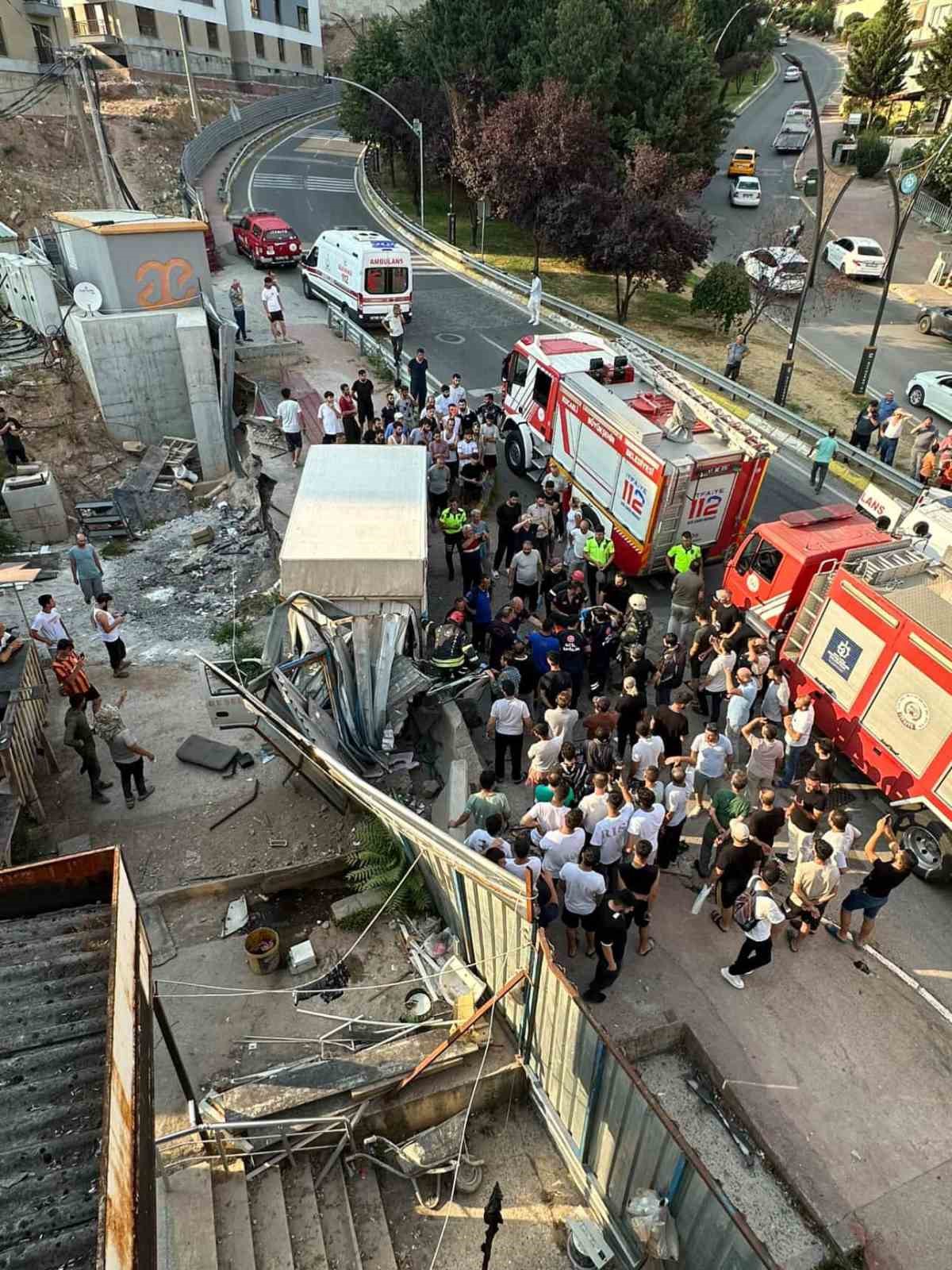 Rampadan inen kamyonet bariyerlere çarptı: 1 yaralı