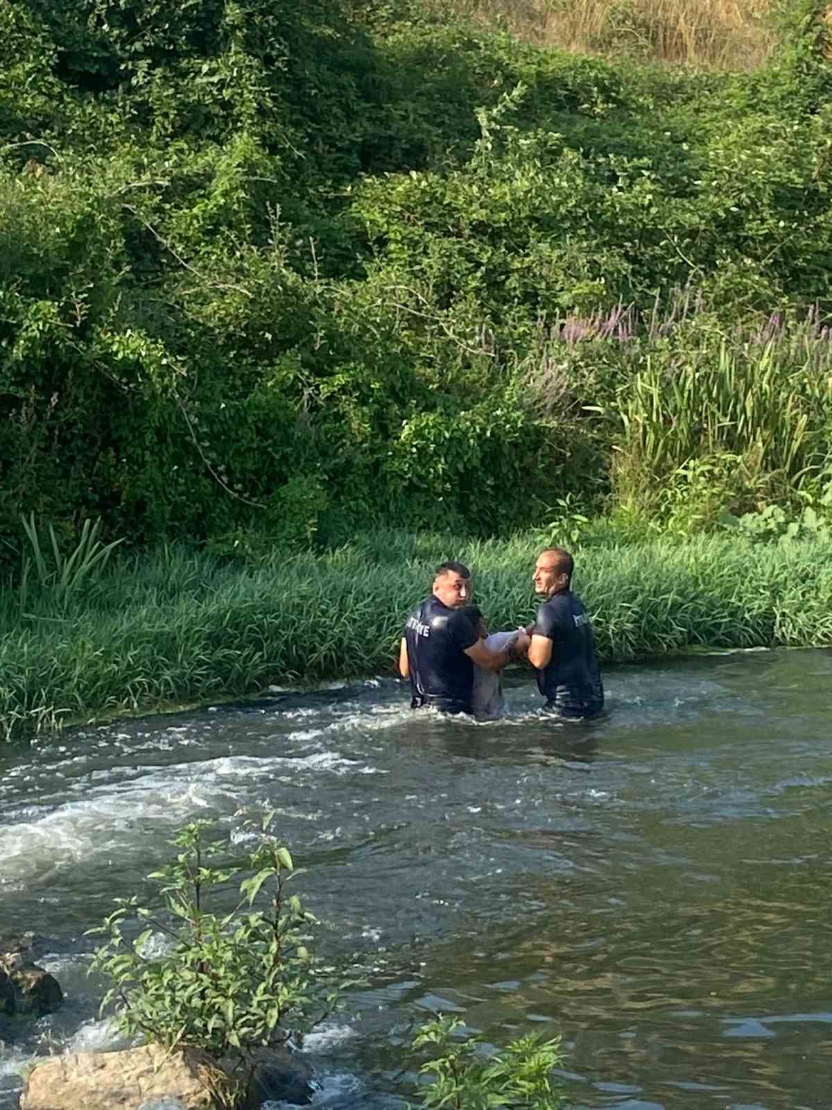 &Ccedil;aya atlayan şahsı ekipler son anda kurtardı
