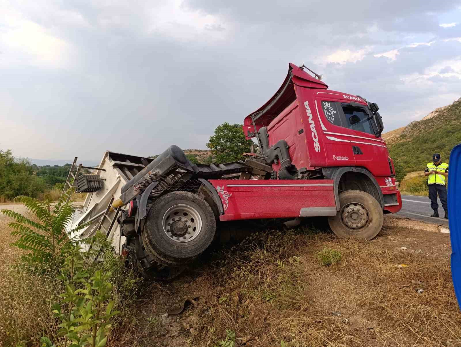 İnegöl’de kum yüklü tır devrildi: Sürücü yaralandı