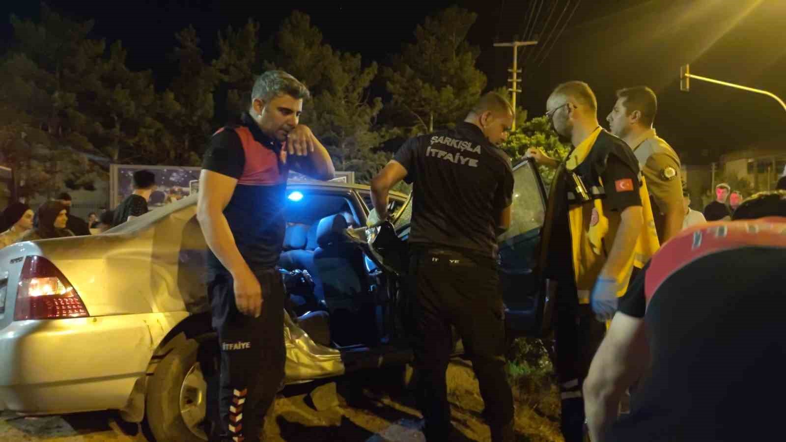 Kavşakta iki ara&ccedil; &ccedil;arpıştı: 7 yaralı
