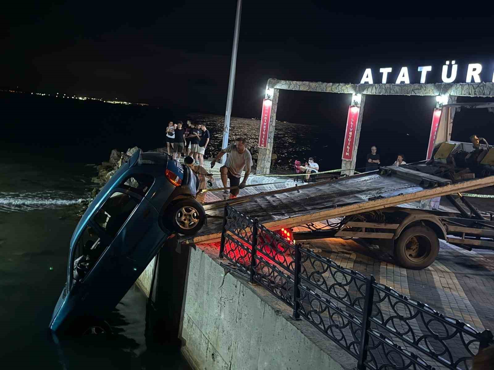 Tekirdağ&rsquo;da otomobil su kanalında asılı kaldı: 1 yaralı
