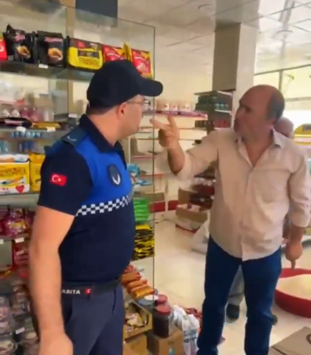 Zabıtayı tehdit eden 2 şahıs hakkında yasal işlem başlatıldı