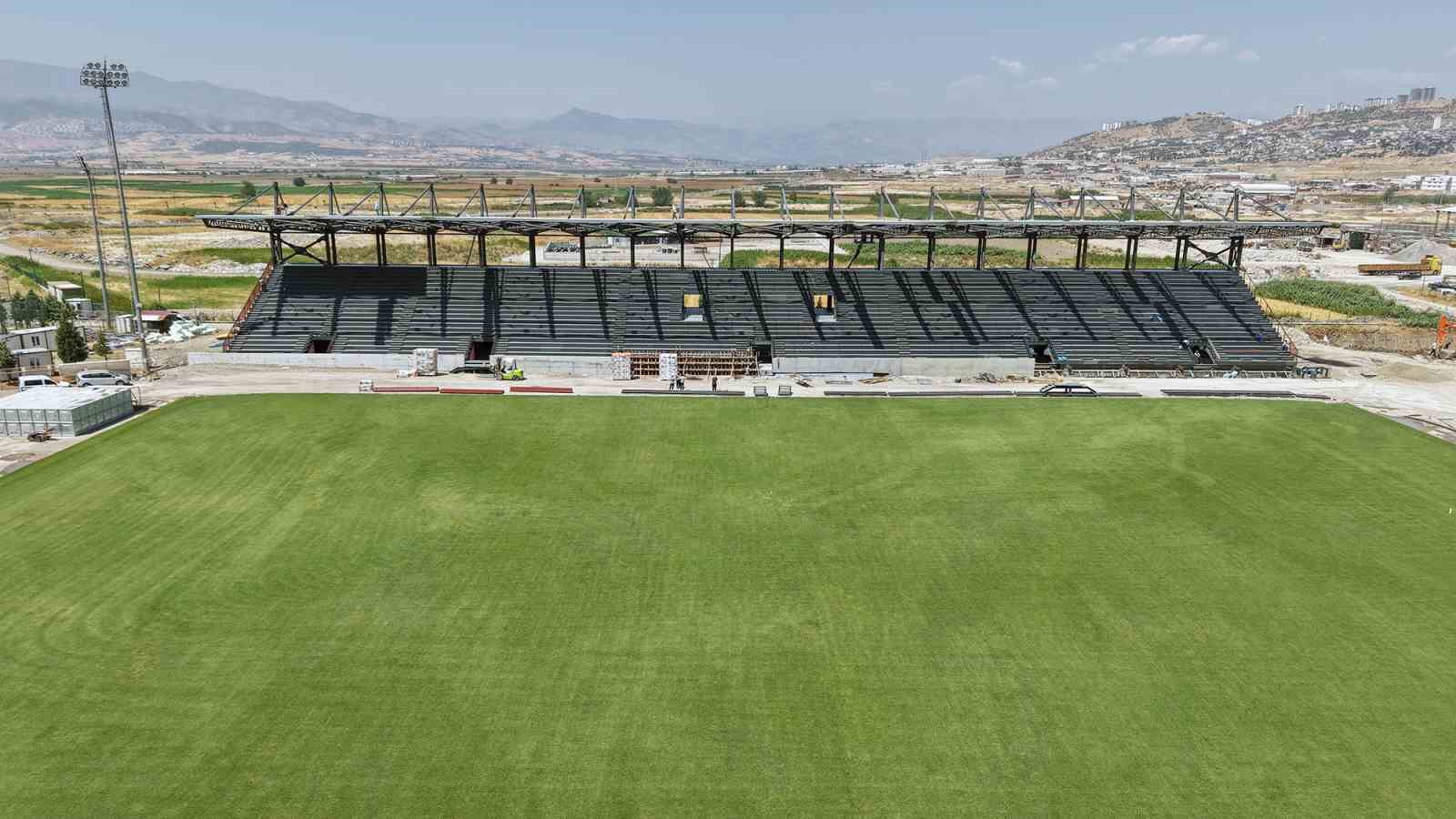 Kahramanmaraş&rsquo;ta 4 bin kişilik futbol sahası hızla yapılıyor
