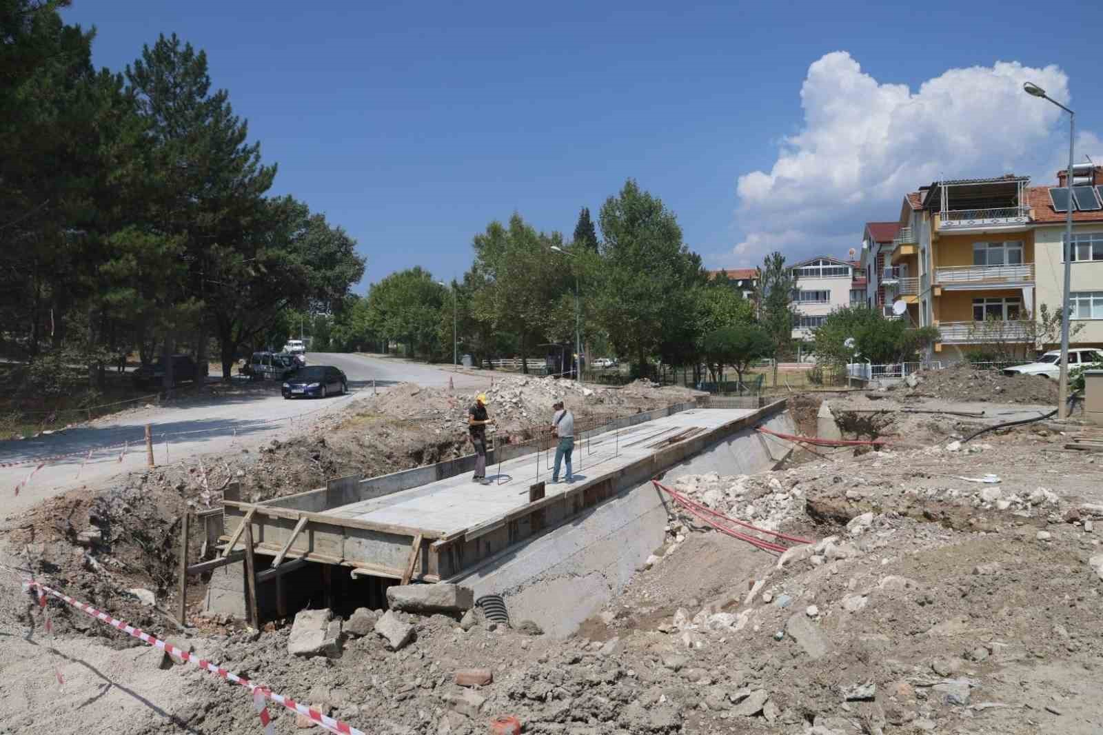 Gediz’de Bardakçı Deresi köprüsü inşaatı sürüyor
