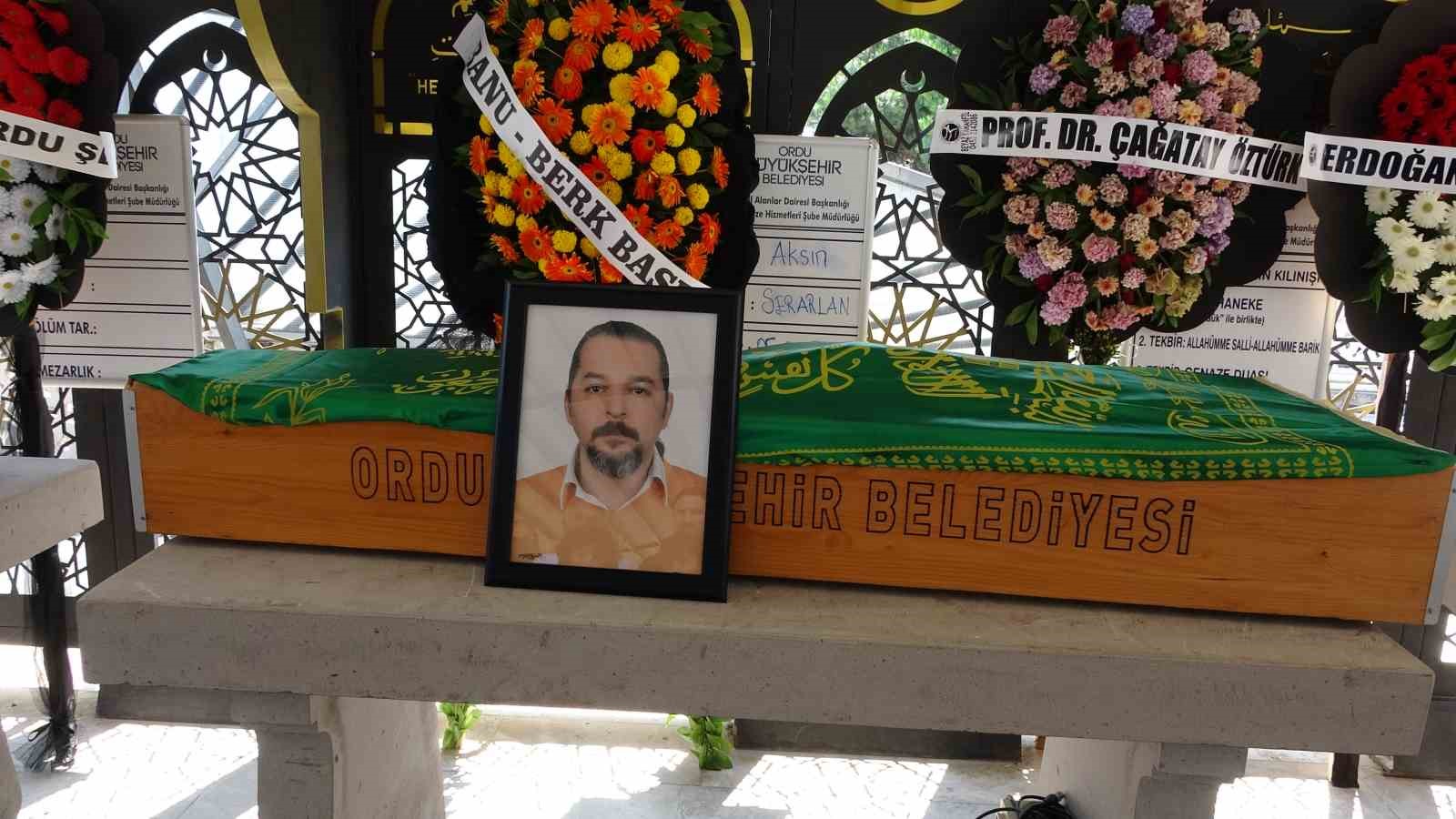 Başına sa&ccedil;ma isabet ettikten yaklaşık 4 yıl sonra hayatını kaybeden doktor, son yolculuğuna uğurlandı
