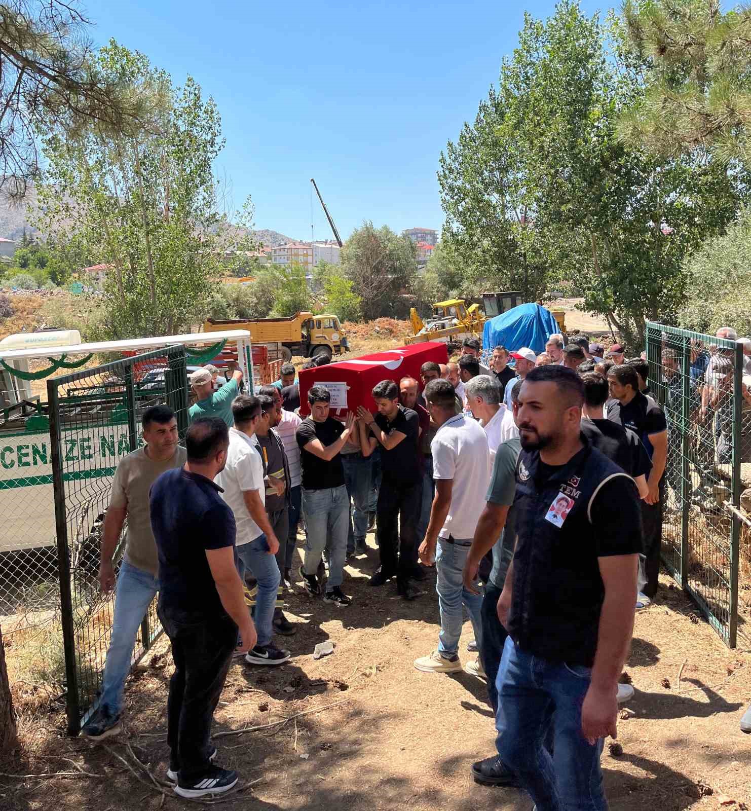 Kansere yenik düşen polis, gözyaşlarıyla uğurlandı