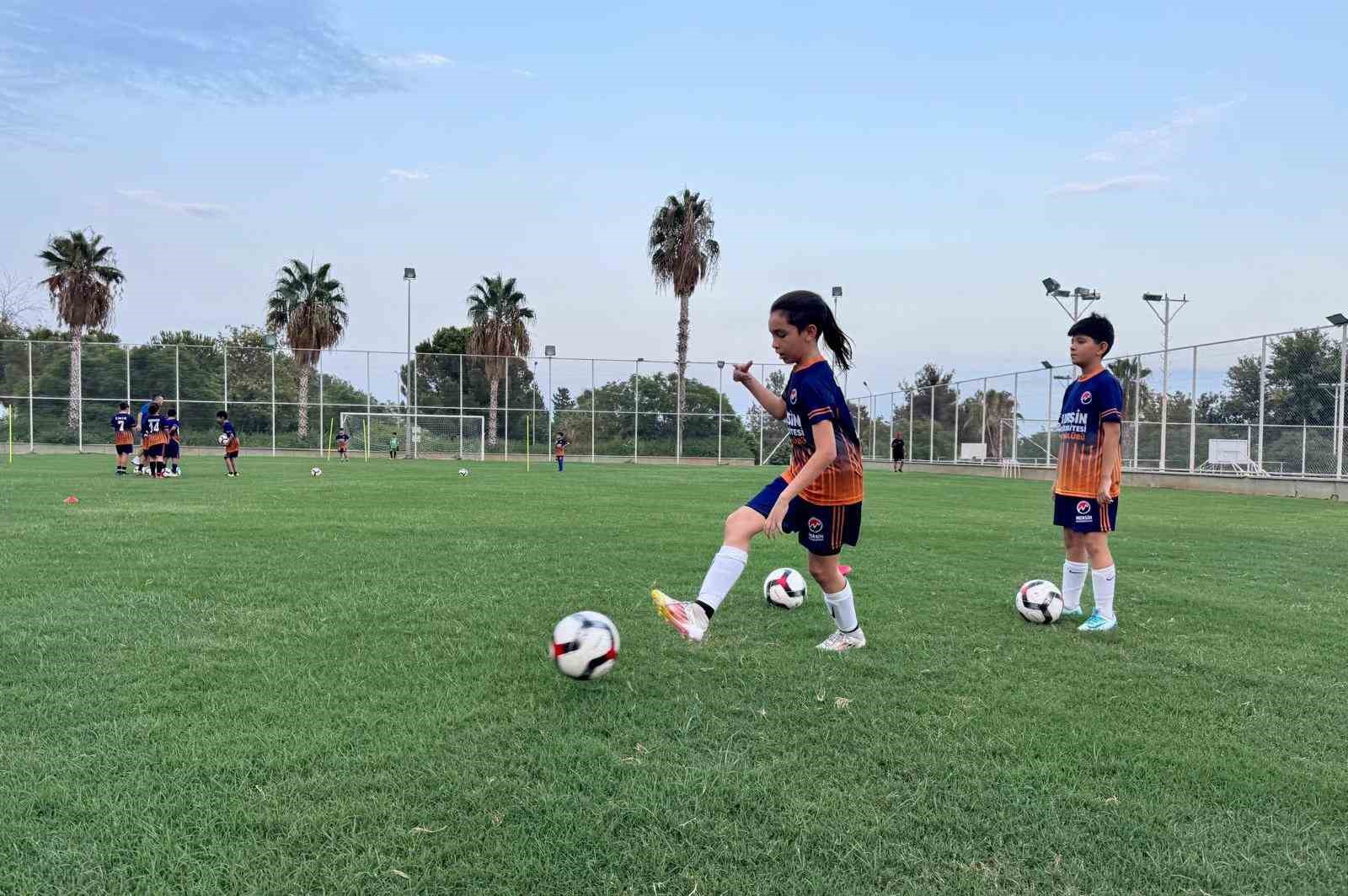 Depremzede Osman, futbol sayesinde yeniden hayata tutundu
