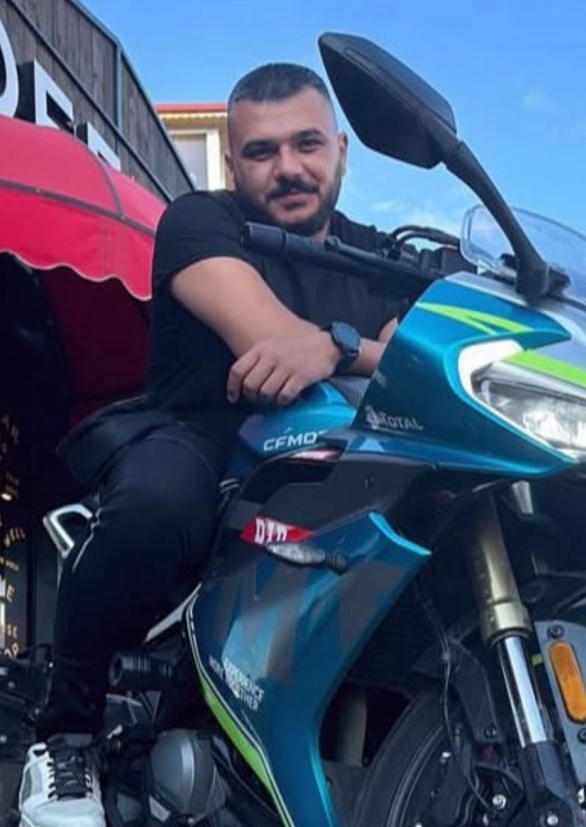 İki otomobilin arasında sıkışan motosiklet s&uuml;r&uuml;c&uuml;s&uuml; hayatını kaybetti
