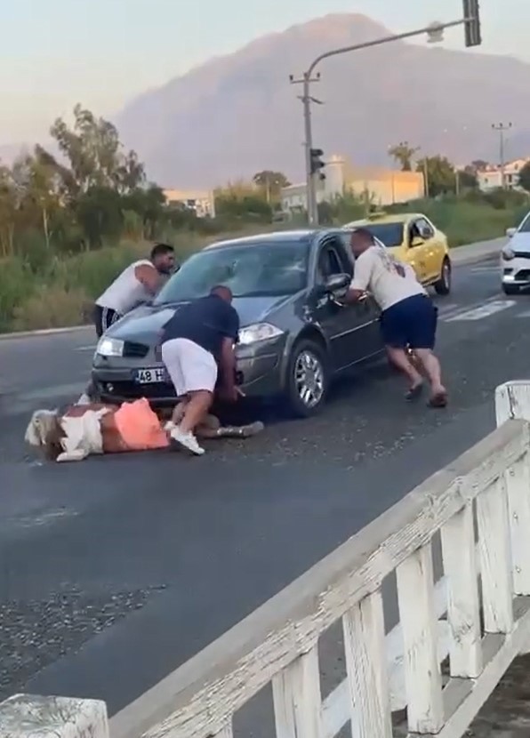 &Ouml;nce &ccedil;arptı, sonra ka&ccedil;maya &ccedil;alıştı: Kadını ezilmekten vatandaşlar kurtardı
